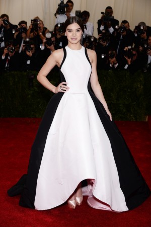 Hailee Steinfeld in Prabal Gurung