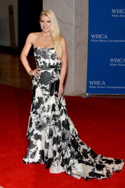 Jessica Simpson in Carolina Herrera