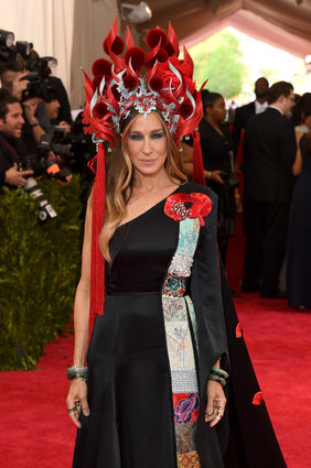 Sara Jessica Parker in H&M and Philip Treacy